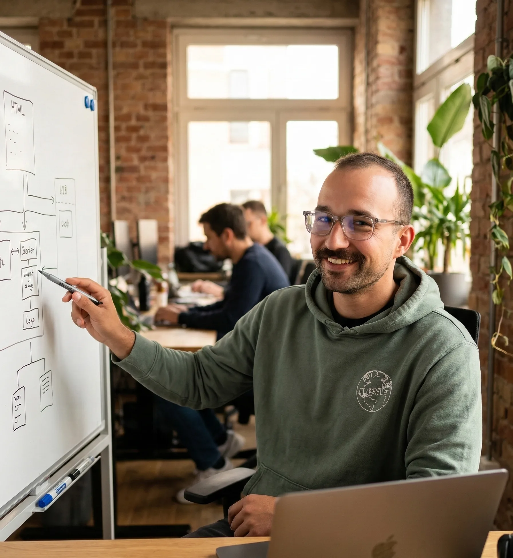 Maikel Szymanski - Webdesigner aus Pirna, am Whiteboard bei der Planung eines Webprojekts