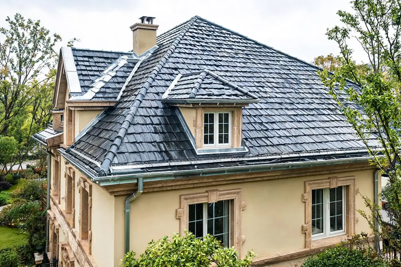 Nachher: dasselbe Haus mit neuem dunkelgrauem Schieferdach in altdeutscher Deckung, neuen Zinkrinnen und erneuerter Kaminverwahrung.