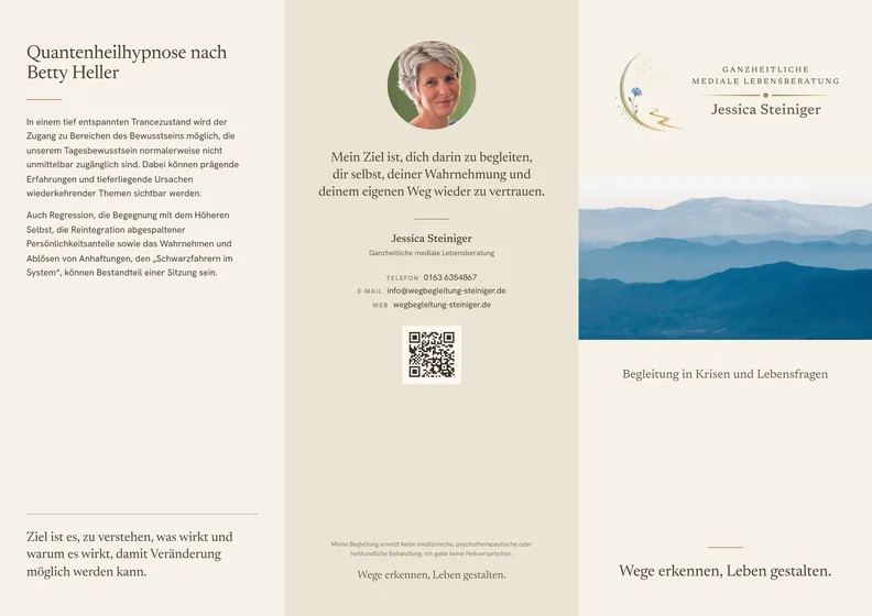 Außenseite eines Wickelfalzflyers: Titel mit Logo und Bergpanorama, Portrait mit Kontakt und QR-Code, Textseite